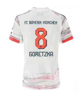 Billige Fotballdrakt Bayern Munich Leon Goretzka #8 Replika Bortedrakt Dame 2025-26 Kortermet Billige Fotballdrakt Bayern Munich Leon Goretzka #8 Replika Bortedrakt Dame 2025-26 Kortermet